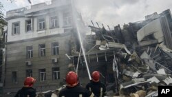 우크라이나 남부 오데사 재난대응 요원들이 지난 20일 건물 공습 파괴 현장을 수습하고 있다. (자료사진)