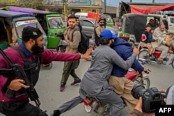 Polisi wakiwakamata wafuasi wa chama cha Pakistan Tehreek-e-Insaf (PTI) wakati wa maandamano huko Peshawar, Jan. 28, 2024.