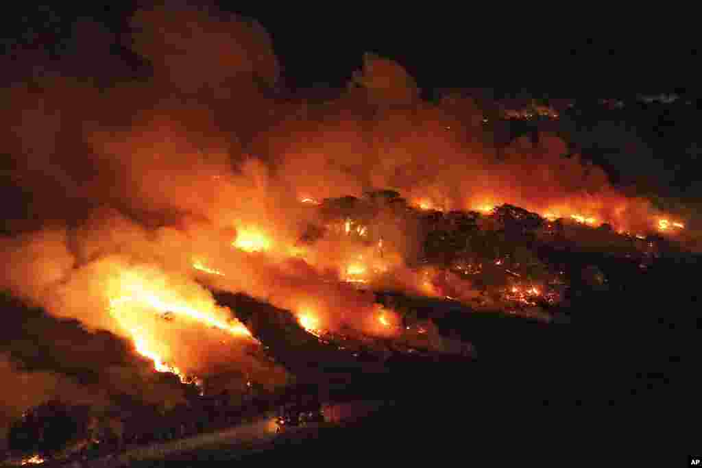 Api kebakaran menghanguskan area di sisi jalan Transpantaneira di lahan basah Pantanal dekat Pocone, negara bagian Mato Grosso, Brazil, 15 November 2023.