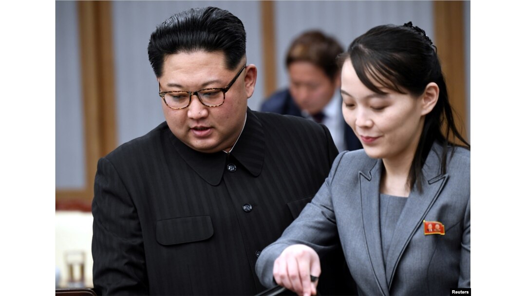 Pemimpin Korea Utara Kim Jong Un dan saudara perempuannya Kim Yo Jong di Korea Selatan, 27 April 2018. (Foto: via Reuters)