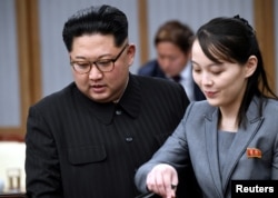 Pemimpin Korea Utara Kim Jong Un dan saudara perempuannya Kim Yo Jong di Korea Selatan, 27 April 2018. (Foto: via Reuters)