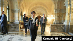 Menteri Luar Negeri Retno Marsudi tiba di Mahkamah Internasional di Den Haag, Belanda, untuk menyampaikan pandangan terkait okupasi Israel di Palestina. (Foto: Courtesy/Kemenlu)