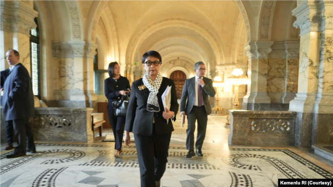 Menteri Luar Negeri Retno Marsudi tiba di Mahkamah Internasional di Den Haag, Belanda, untuk menyampaikan pandangan terkait okupasi Israel di Palestina. (Foto: Courtesy/Kemenlu)