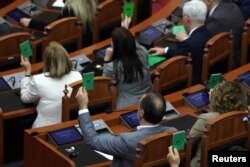 Anggota parlemen Albania memberikan suara pada kesepakatan migran antara Italia dan Albania yang memungkinkan Italia membangun pusat pemrosesan migran di wilayah Albania, di Tirana, Albania, 22 Februari 2024. (REUTERS/Florion Goga)