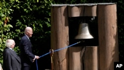 El presidente de EEUU, Joe Biden, toca la campana de la paz acompañado de su homólogo el presidente irlandés, Michael Higgins, en Aras an Uachtarain, la residencia presidencial, el 13 de abril de 2023 en Dublín.