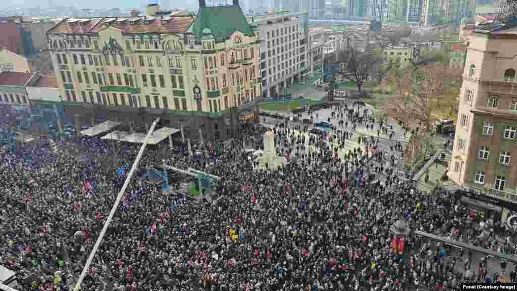 Protestni skup građana kod Terazijske česme zbog izbornih nepravilnosti (Foto: Fonet/Marko Dragoslavić)