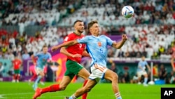 Abderrazak Hamdallah de Marruecos, a la izquierda, y Marcos Llorente de España compiten por el balón durante el partido de fútbol de octavos de final de la Copa Mundial entre Marruecos y España, en el Education City Stadium en Al Rayyan, Qatar, el 6 de diciembre de 2022.