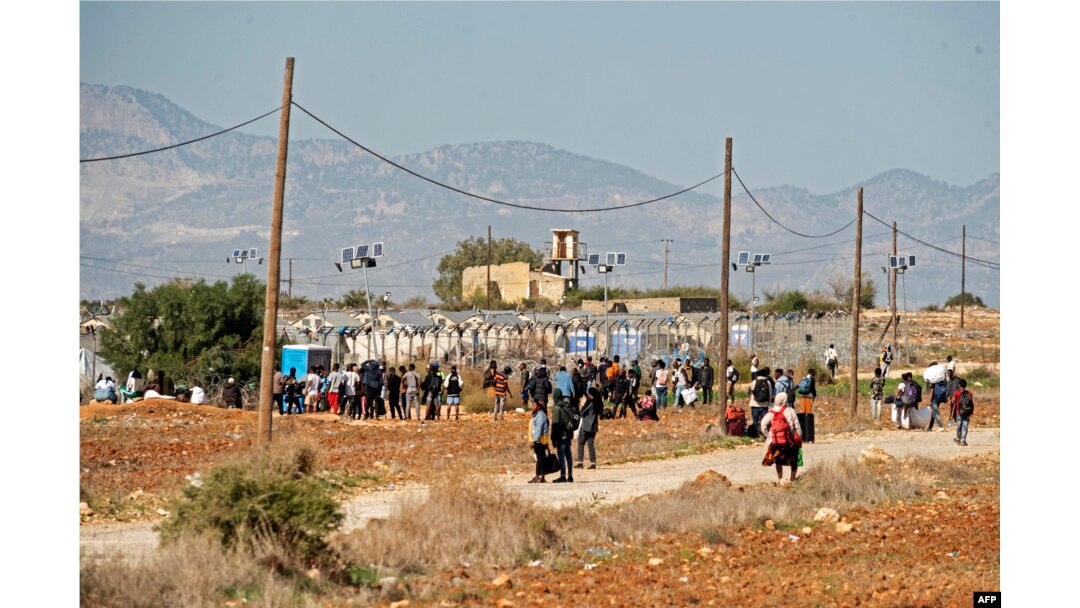 Para migran meninggalkan kamp Pournara di Kokkinotrimithia, pinggiran ibu kota Nicosia, setelah dilaporkan terjadi kerusuhan di fasilitas tersebut, 28 Oktober 2022. (Iakovos Hatzistavrou/AFP)