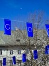 Zastave Evropske unije u centru Sarajeva prije odluke Evropskog vijeća o o odluci o otvaranju pristupnih pregovora između BiH i EU, 19.03.2024.