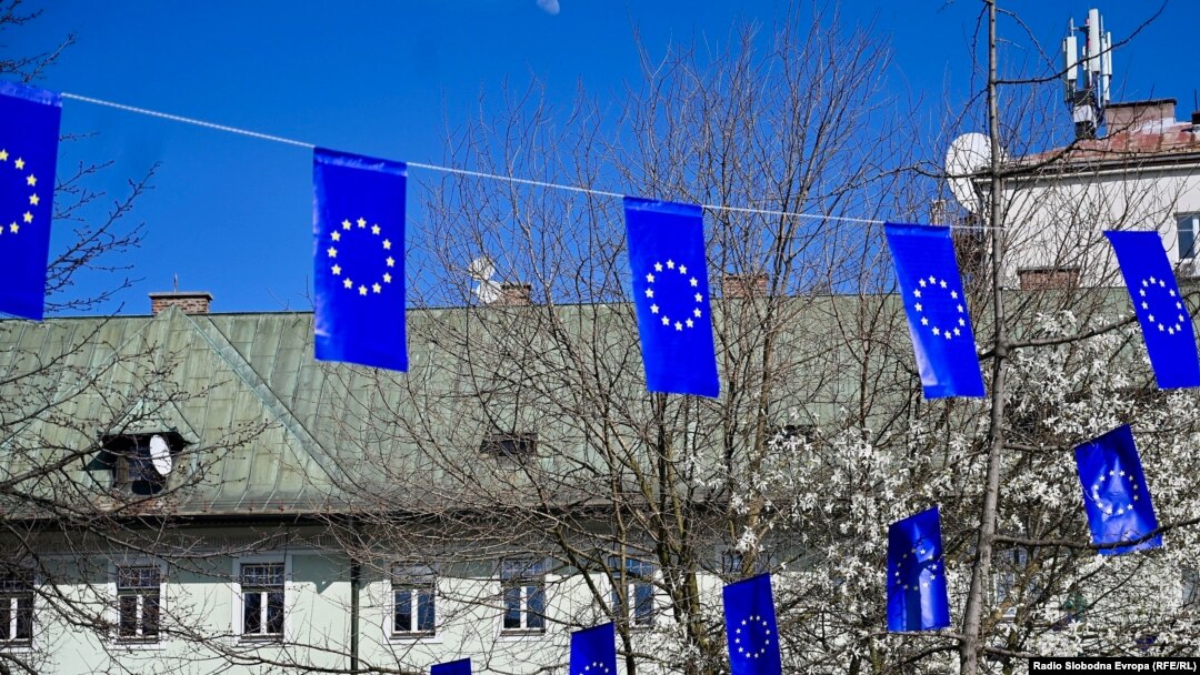 Zastave Evropske unije u centru Sarajeva prije odluke Evropskog vijeća o o odluci o otvaranju pristupnih pregovora između BiH i EU, 19.03.2024.