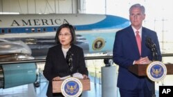 Ketua DPR Kevin McCarty (kanan) dan Presiden Taiwan Tsai Ing-wen memberikan konferensi pers bersama di Simi Valley, California, hari Rabu (5/4). 