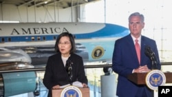 El presidente de la Cámara de Representantes, Kevin McCarthy, y la presidenta de Taiwán, Tsai Ing-wen, dan declaraciones a la prensa después de una reunión de liderazgo bipartidista en la Biblioteca Presidencial Ronald Reagan en Simi Valley, California, el 5 de abril de 2023.