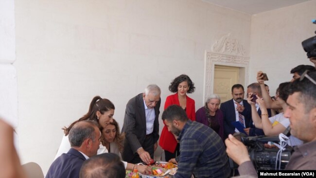 Kutlamalara katılan Mardin Büyükşehir Belediyesi Eş Başkanı Ahmet Türk te yumurta tokuşturdu.