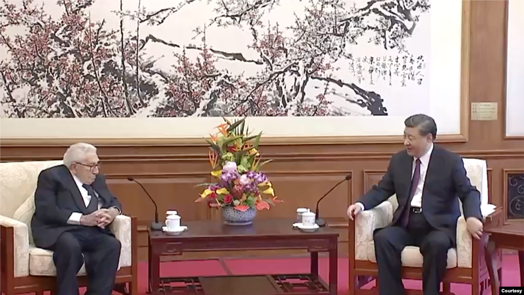 中国国家主席习近平2023年7月20日与到访的美国前白宫国家安全顾问和国务卿亨利·基辛格（Henry Kissinger）会面。（中国官方视频截图）(photo:VOA)