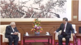 中国国家主席习近平2023年7月20日与到访的美国前白宫国家安全顾问和国务卿亨利·基辛格（Henry Kissinger）会面。（中国官方视频截图）