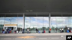 Archivo-Los pasajeros se distancian socialmente mientras hacen fila para un vuelo comercial doméstico en el aeropuerto El Dorado en Bogotá, Colombia, el 1 de septiembre de 2020.