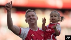 Arsenal's Oleksandr Zinchenko celebrates with his daughter after the English Premier League soccer match between Arsenal and Wolverhampton Wanderers at the Emirates Stadium in London, May 28, 2023.