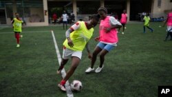 Chicas en edad adolescente miden fuerzas en un tope futbolístico en Puerto Príncipe, capital de Haití, el 5 de junio de 2023.