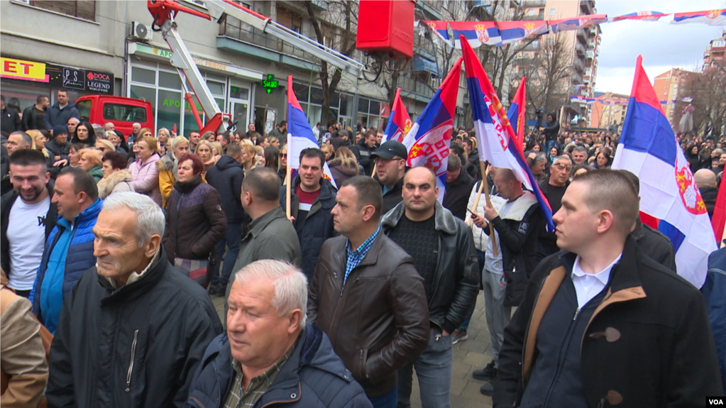 Serbët e Kosovës protestojnë kundër ndalimit të dinarit serb – BQK paralajmëron lehtësim të periudhës kalimtare