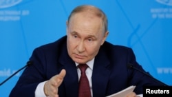 14일 러시아 모스크바에서 블라디미르 푸틴 러시아 대통령이 러시아 외무부 지도부와의 회담에서 연설을 진행하고 있다.