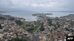  Une vue aérienne lors d'un meeting de campagne à Bukavu, capitale de la province du Sud-Kivu, RDC, le 25 novembre 2023. 