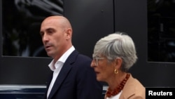 El expresidente de la Real Federación Española de Fútbol Luis Rubiales aparece en la foto después de abandonar el tribunal superior en Madrid, el 15 de septiembre de 2023.