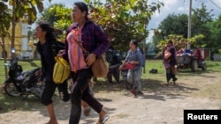 资料照片: 2023年11月14日缅甸平民逃往安全地带