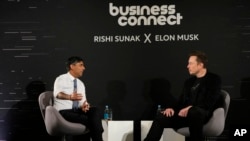 2023年11月2日，英国首相里希·苏纳克(左)在伦敦与特斯拉和SpaceX公司首席执行官埃隆·马斯克出席了一场对话活动。(美联社)
