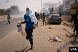 Protesters run from tear gas in Dakar, Senegal, March 30, 2023. (Annika Hammerschlag/VOA)