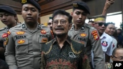 Mantan Menteri Pertanian Syahrul Yasin Limpo (tengah) dikawal ketat oleh polisi setibanya di Pengadilan Tipikor Jakarta, untuk mengikuti sidang putusan perkara korupsi, 11 Juli 2024.
