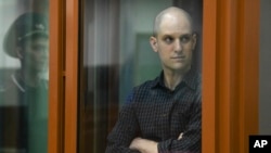 재판을 위해 러시아 법정에 선 에반 게르시코비치 미국 월스트리트저널 신문 기자