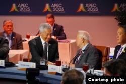 2023年11月16日，APEC台灣領袖代表張忠謀與新加坡總理李顯龍互動交談。 (照片由APEC台灣代表團提供。）