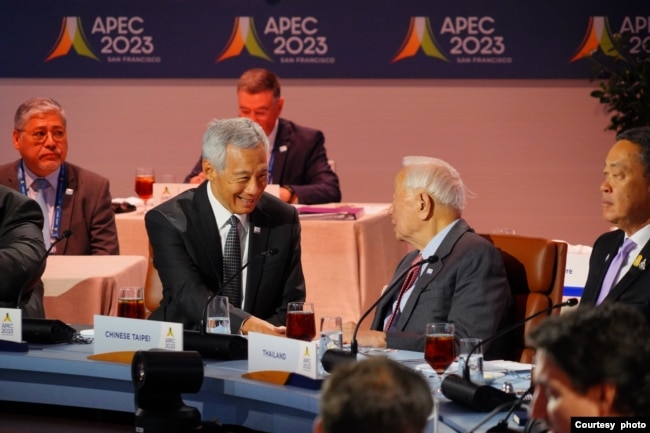2023年11月16日，APEC台湾领袖代表张忠谋与新加坡总理李显龙互动交谈。(照片由APEC台湾代表团提供。）