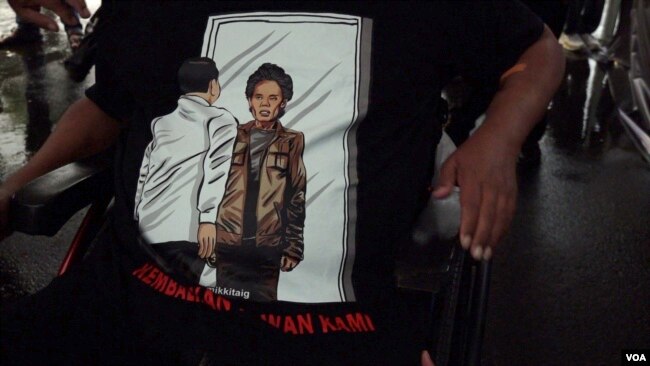 This T-shirt shows an image of Prabowo Subianto looking into a mirror and the reflection of Wiji Thukul stairing back at him. Thukul is a pro-democracy activist who has been missing since 1998. (Dave Gunebaum/VOA)