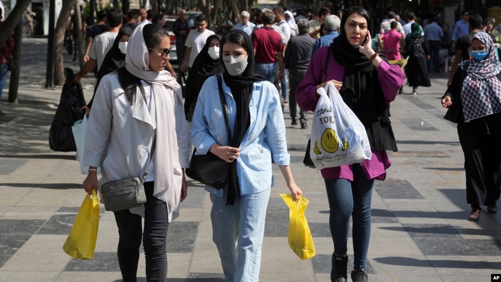 İran'ın Tahran kentindeki eski ana çarşıda kadınlar alışveriş yapıyor, 1 Ekim 2022. İran'daki tüm kadınların halka açık yerlerde peçe takması gerekiyor.