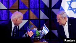 Presiden Amerika Serikat Joe Biden hadir dalam pertemuan dengan Perdana Menteri Israel Benjamin Netanyahu ketika ia berkunjung ke Israel di tengah konflik berkelanjutan antara Israel dan Hamas, di Tel Aviv, Israel, 18 Oktober 2023. (Foto: REUTERS/Evelyn Hockstein)