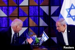 Presiden AS Joe Biden menghadiri pertemuan dengan Perdana Menteri Israel Benjamin Netanyahu, saat ia mengunjungi Israel di tengah konflik yang sedang berlangsung antara Israel dan Hamas, di Tel Aviv, Israel, 18 Oktober 2023. (Foto: REUTERS/Evelyn Hockstein)