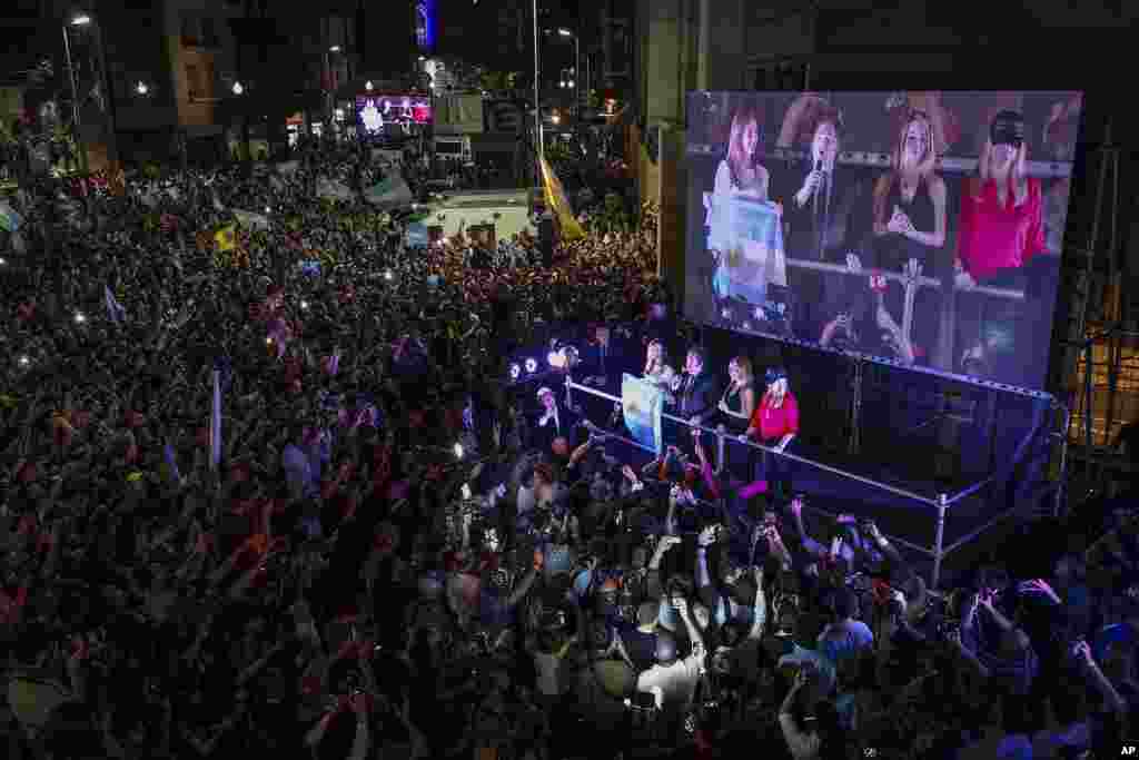 El presidente electo de Argentina, Javier Milei, habla con sus partidarios fuera de su sede de campaña después de ganar la segunda vuelta de las elecciones. En Buenos Aires, el domingo 19 de noviembre de 2023.&nbsp;