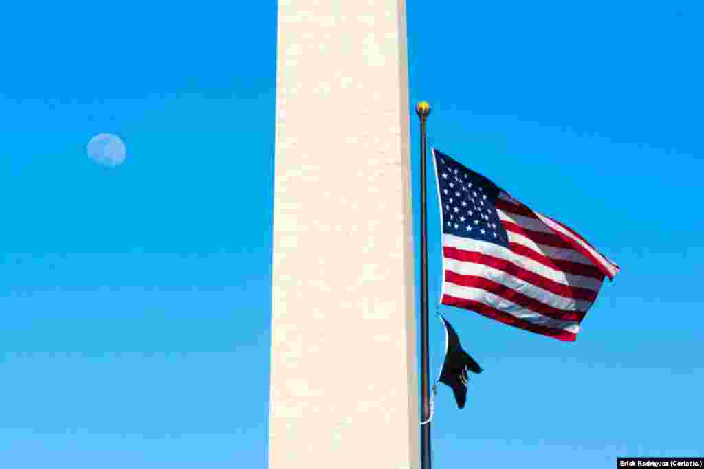 La bandera estadounidense flamea junto al obelisco de Washington, DC.