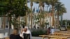 2023年12月3日，联合国气候变化会议(COP28)在阿拉伯联合酋长国迪拜举行，人们在会场外休息。（路透社照片）