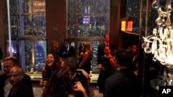 ARCHIVO - Invitados disfrutan de la inauguración del histórico Rainbow Room en el 30 Rockefeller Plaza, en octubre de 2014 en Nueva York, EEUU.