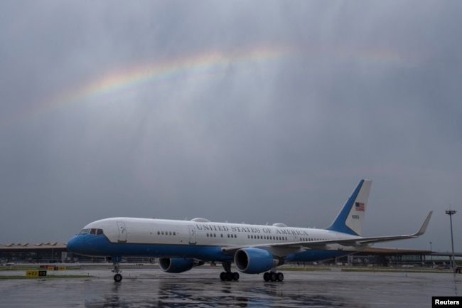 Se ve un arco iris, mientras un avión que transportaba taxis a la secretaria del Tesoro de EEUU, Janet Yellen, después de llegar al Aeropuerto Internacional de Beijing, China, el jueves 6 de julio de 2023. Mark Schiefelbein/Pool vía REUTERS