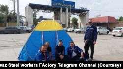 شماری از کارگران گروه ملی صنعتی فولاد ایران در اهواز از ورود به این مجموعه و کار کردن منع شده اند