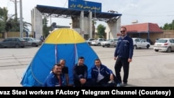 شماری از کارگران گروه ملی صنعتی فولاد ایران در اهواز از ورود به این مجموعه و کار کردن منع شده اند
