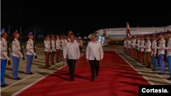 Presidente de Colombia, Gustavo Petro, es recibido por el Canciller de Cuba, Bruno Rodríguez, a su llegada a La Habana, el 8 de junio de 2023. 