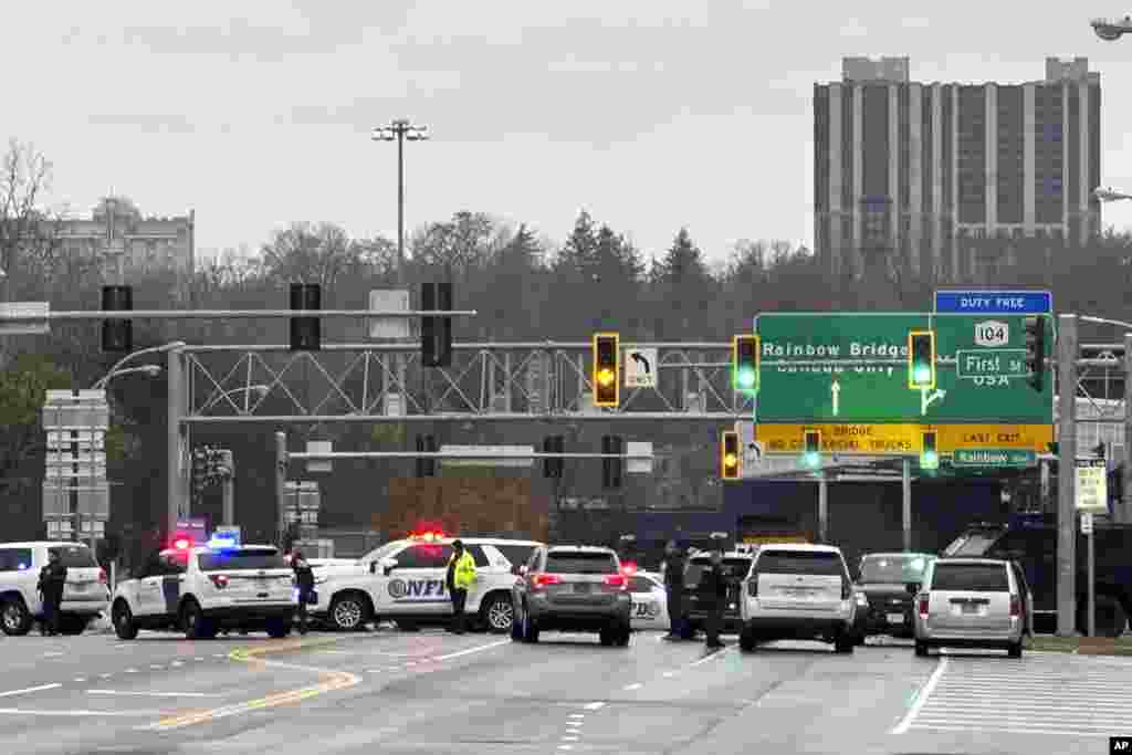 Personal policial bloquea la entrada al cruce fronterizo Rainbow Bridge, el miércoles 22 de noviembre de 2023, en Niagara Falls, Nueva York.