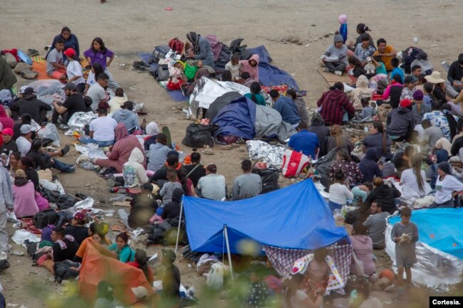 Migrantes de diferentes nacionalidades esperan en un campamento improvisado en la ciudad de Tijuana, México. Foto: Aimee Melo