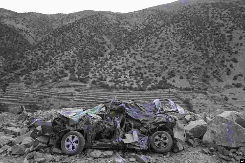 မော်ရိုကိုမှာ ငလျင်ဒဏ်ခံခဲ့ရတဲ့ မရကစ်ရှ်မြို့နားက အစ်ဂျောင်ကတ်ရွာအနီးလမ်းပေါ်မှာ ငလျင်ကြောင့် ပြားသွားတဲ့ ကားတစီးကို တွေ့ရပါတယ်။ ဖြစ်တော့ဖြစ်ခဲ အားပြင်းငလျင်ကြီးက မိုရိုကိုရဲ့ တောင်ပေါ်ဒေသ ရွာလေးတွေကို မွကြေသွားအောင် ဖျက်ဆီးပစ်ခဲ့တာပါ။ သေဆုံးသူ ၃၀၀၀ ဆိုပေမဲ့ အပြိုအပျက်ပုံတွေအောက်မှာ အသက်မဲ့ခန္ဓာတွေ အများအပြားရှိနေနိုင်ပါသေးတယ်။&nbsp;