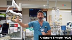 El doctor Eyal Heshavia cuenta como vivió los primeros días de la guerra en la sala de urgencias del hospital Sourasky, en Tel Aviv, el 11 de diciembre de 2023.