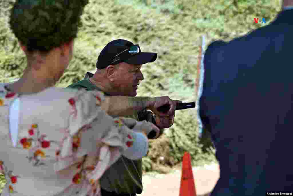 Eliel, instructor de Caliber 3, muestra a sus alumnos civiles como manejar una pistola.